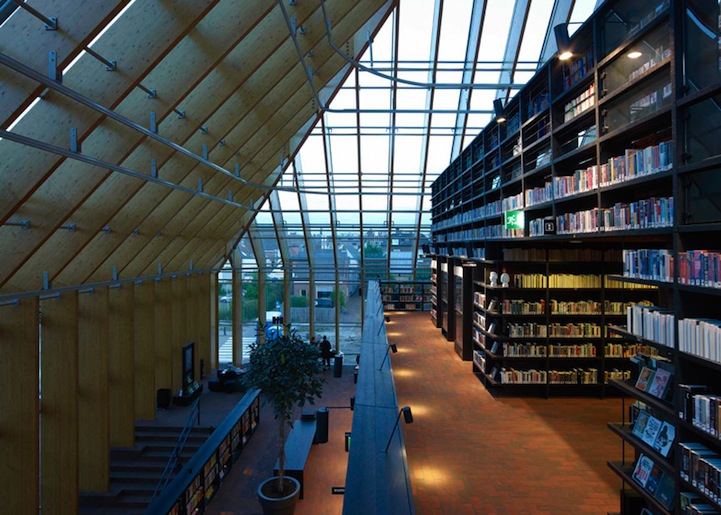 Vredehofplein en bibliotheek Spijkenisse